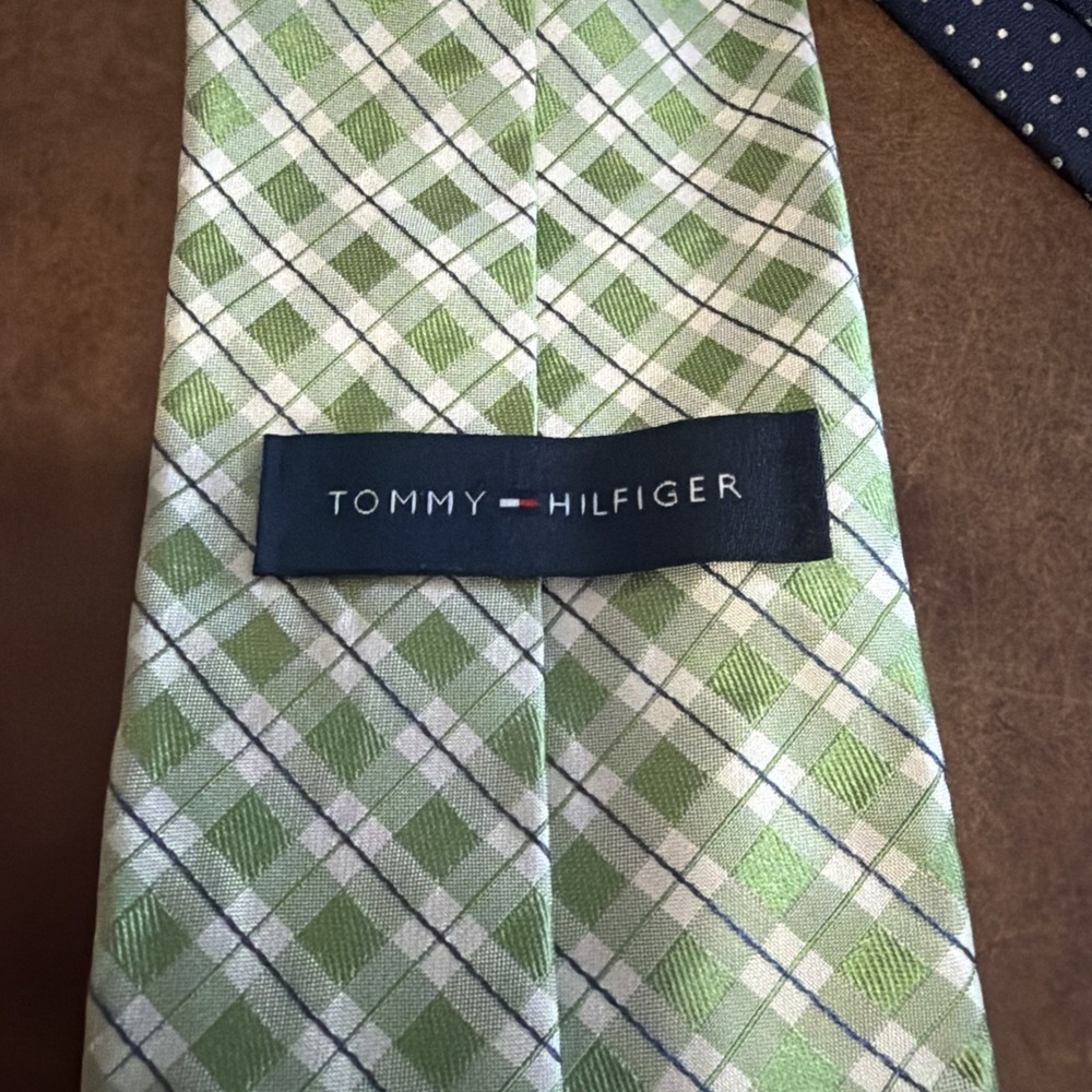 Tommy Hilfiger Mens Green White Pointed Classic Tie 100% Silk Made In USA - Picture 4 of 4